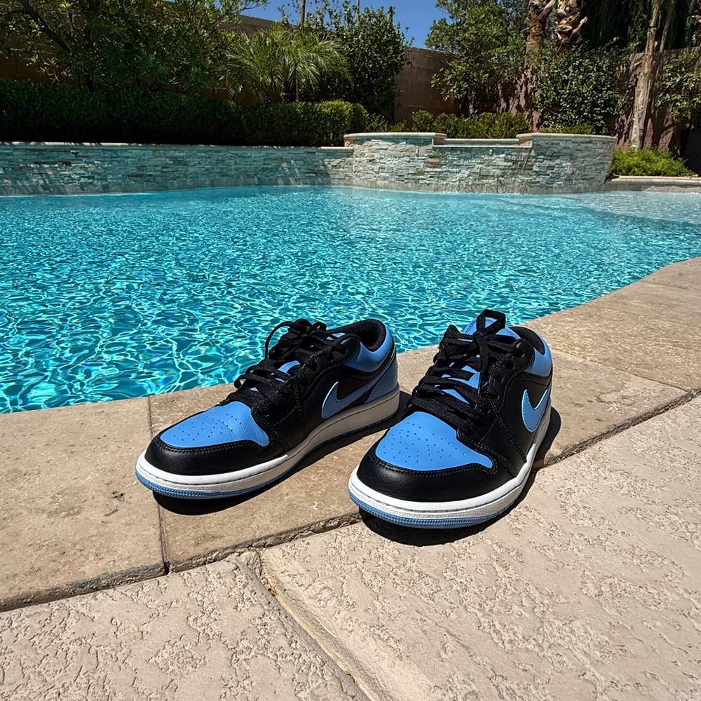 Jordan Men's Black and Blue Sneakers